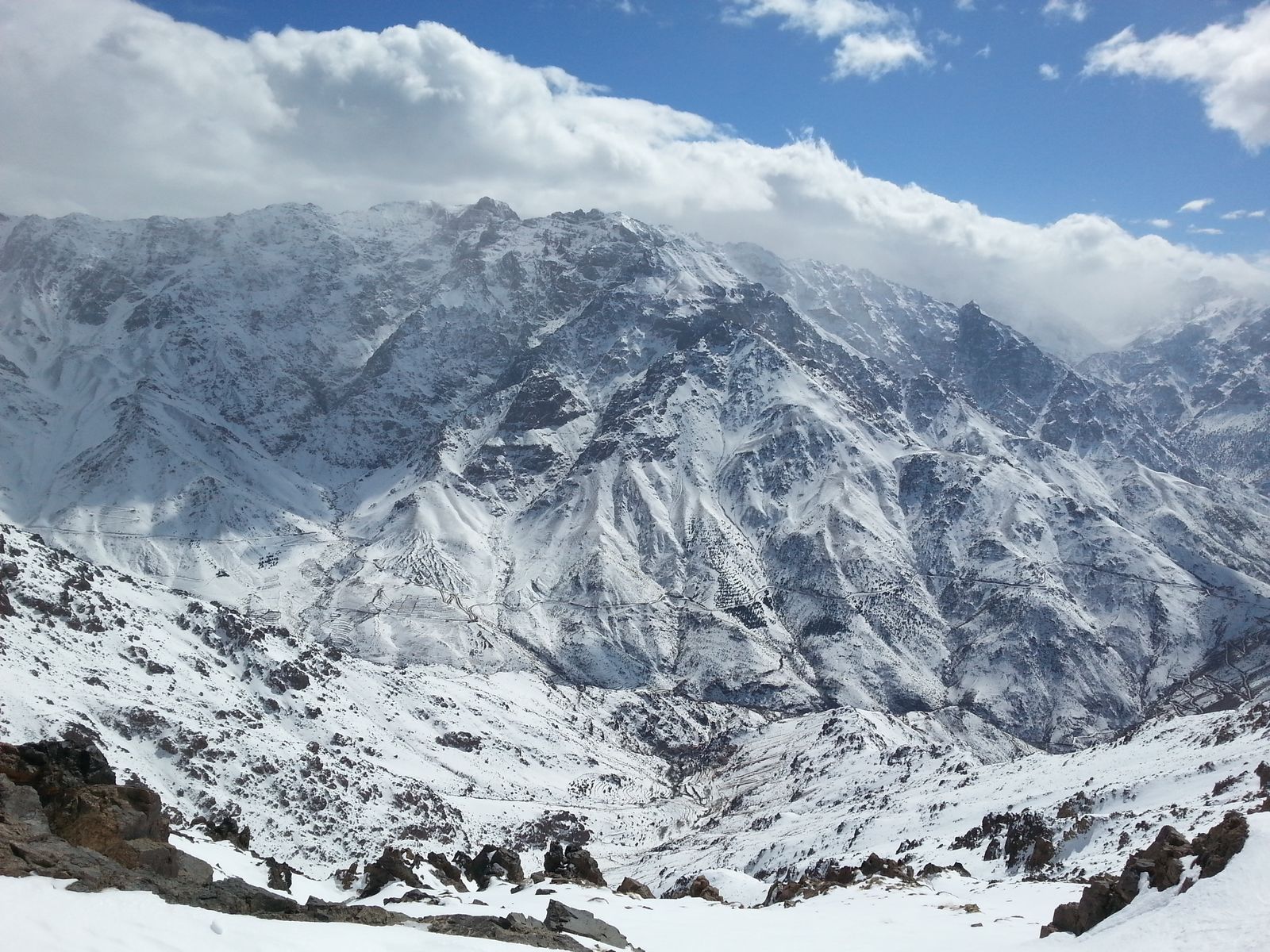 Ampia veduta dell'Alto Atlante innevato e delle sue valli dalle alture dell'Oukaïmeden