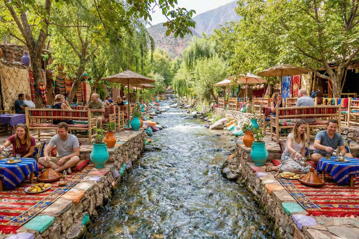 Tables et coussins installés le long de l'oued Ourika, à l'ombre des arbres