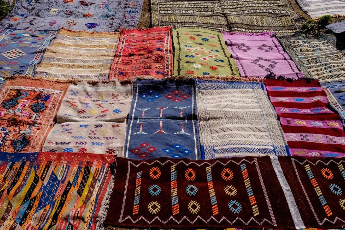 Tapis berbères tissés main étalés côte à côte sur le sol