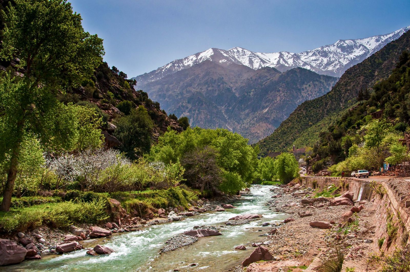 Oued Ourika et vallée verte sous les sommets enneigés du Haut Atlas